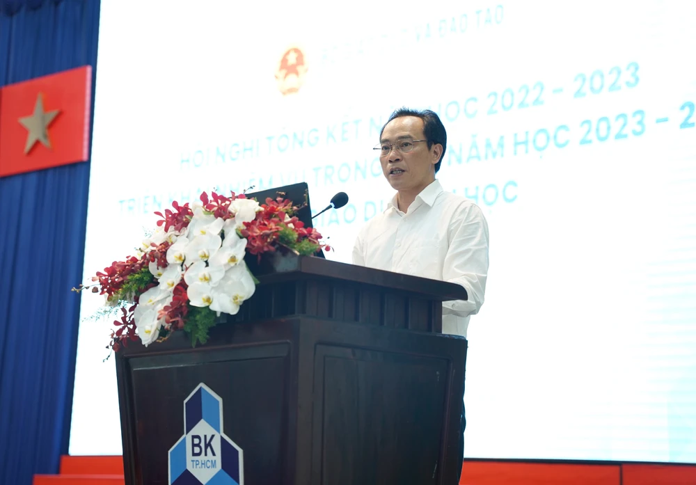 Thứ trưởng Bộ GD&amp;ĐT Hoàng Minh Sơn phát biểu tại hội nghị. Ảnh: TRƯỜNG ĐẠI HỌC BÁCH KHOA