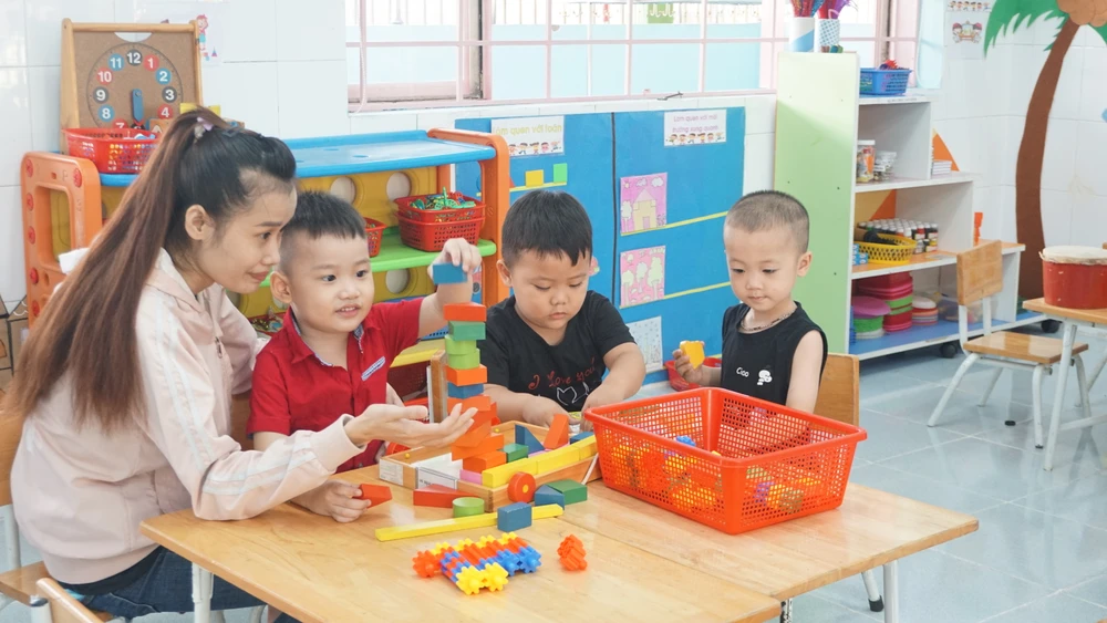 Trẻ hào hứng chơi đùa cùng mẹ trong ngày đầu đến trường