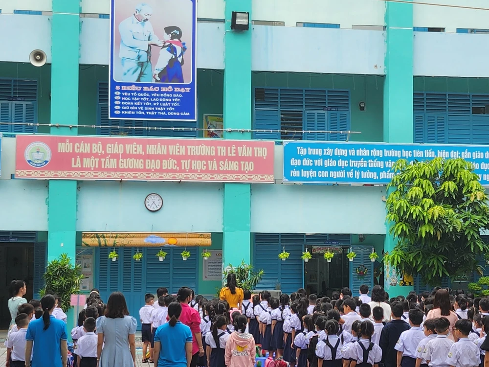 Nghi thức chào cờ đầu tiên của học sinh khối 2,3 Trường Tiểu học Lê Văn Thọ, quận Gò Vấp trong năm học mới.