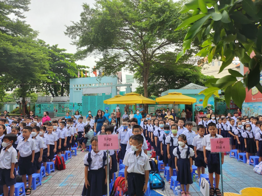 Các em tập trung chuẩn bị chào cờ