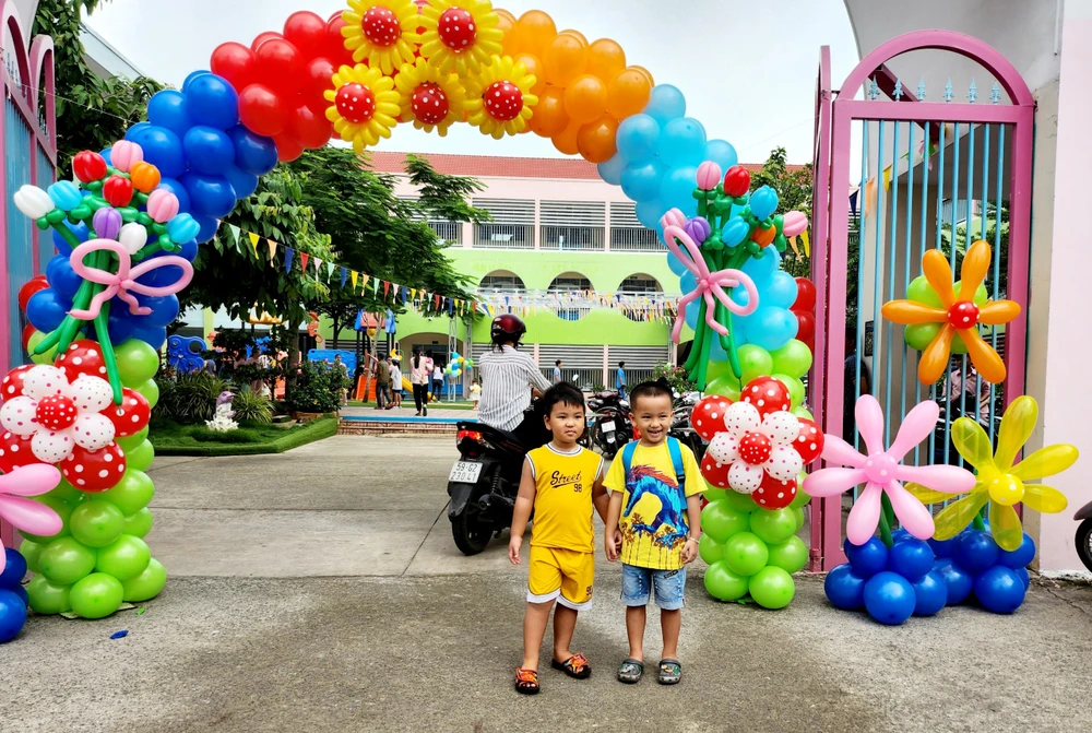 Bé háo hức trong ngày đầu tiên đi học