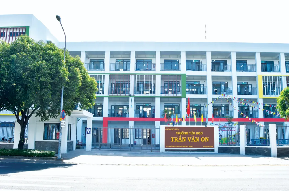 Trường Tiểu học Trần Văn Ơn, quận 11 vừa được xây dựng khang trang, hiện đại với tổng kinh phí hàng chục tỉ đồng. Ảnh: NTCC