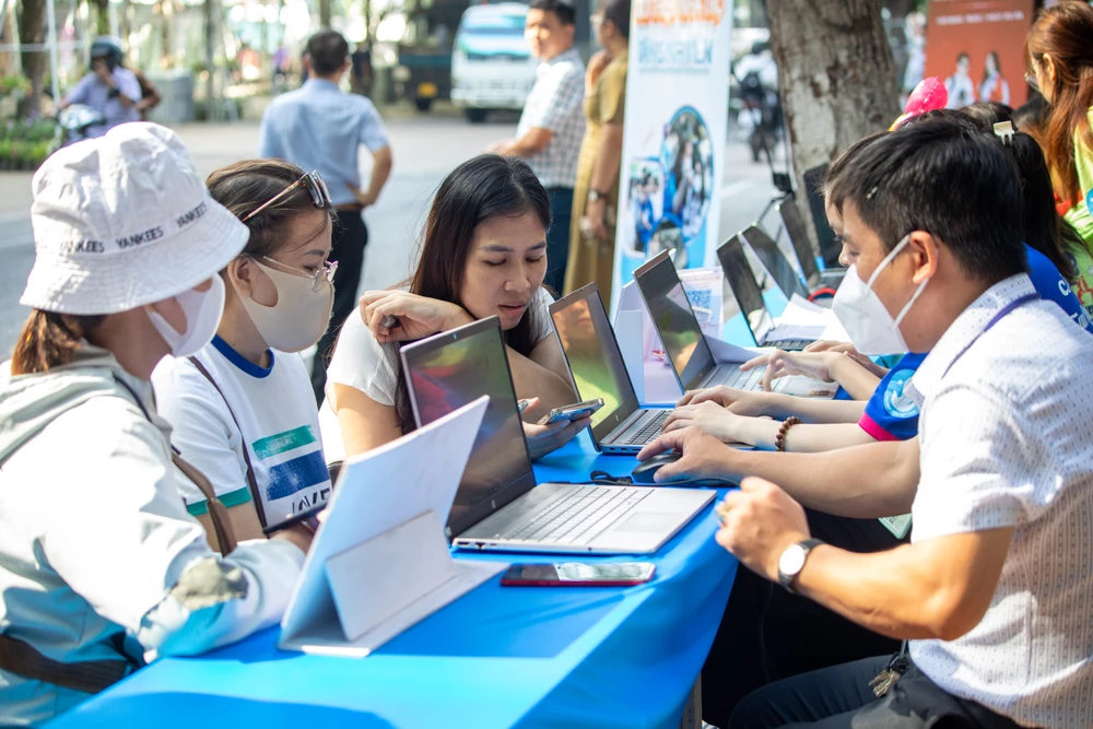 Tân sinh viên đến nhập học tại Trường Đại học Công thương TP.HCM. Ảnh: NTCC