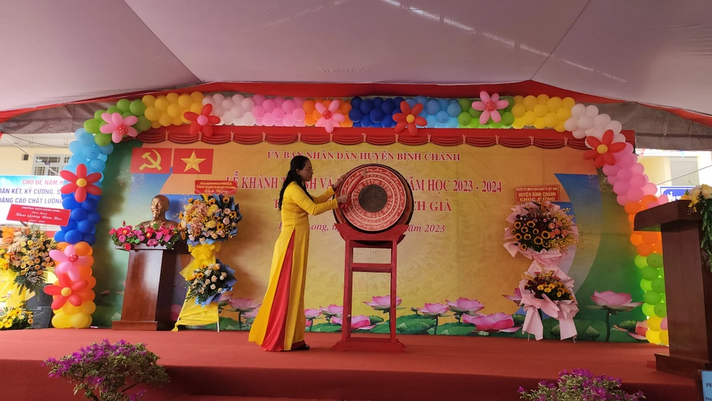 Bà Nguyễn Thị Thuỳ Linh, Hiệu trưởng nhà trường đánh trống khai giảng năm học mới.