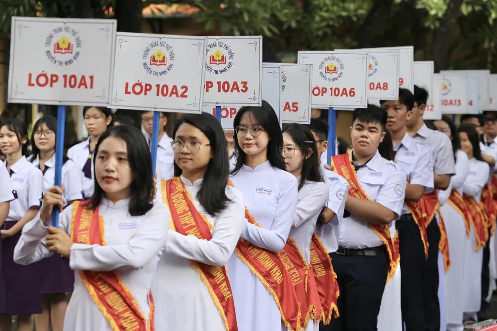 Trường THPT Nguyễn Thị Minh Khai, quận 3 là trường có điểm chuẩn vào lớp 10 thuộc tốp 10 TP.HCM. Sáng nay nghi thức đón học sinh lớp 10 của trường diễn ra rất trang trọng