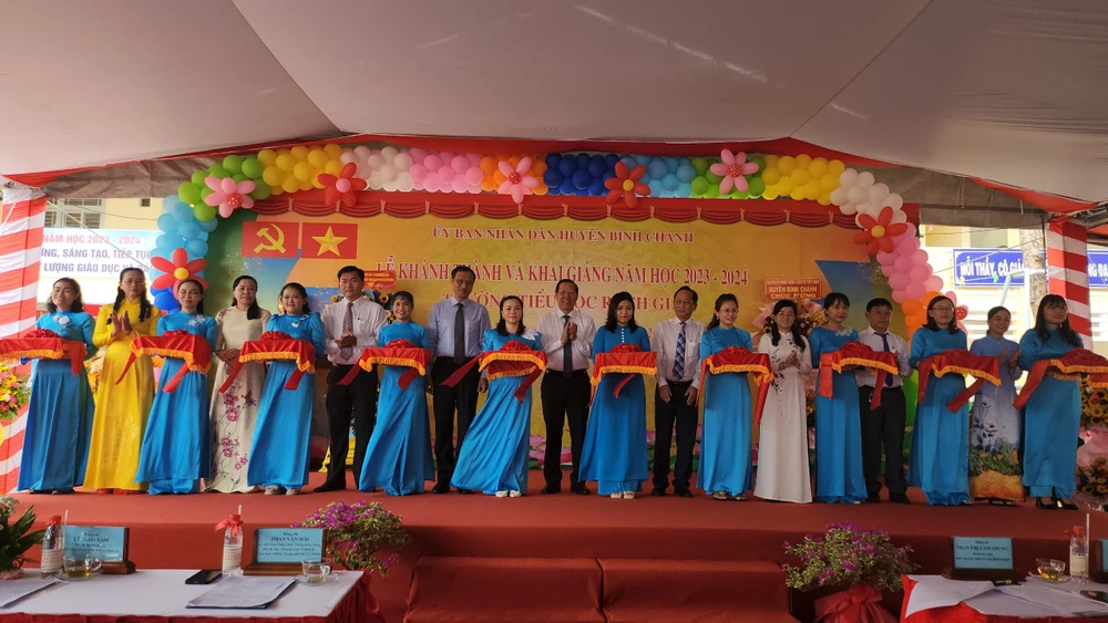 Nghi thức cắt băng khánh thành ngôi trường mới.