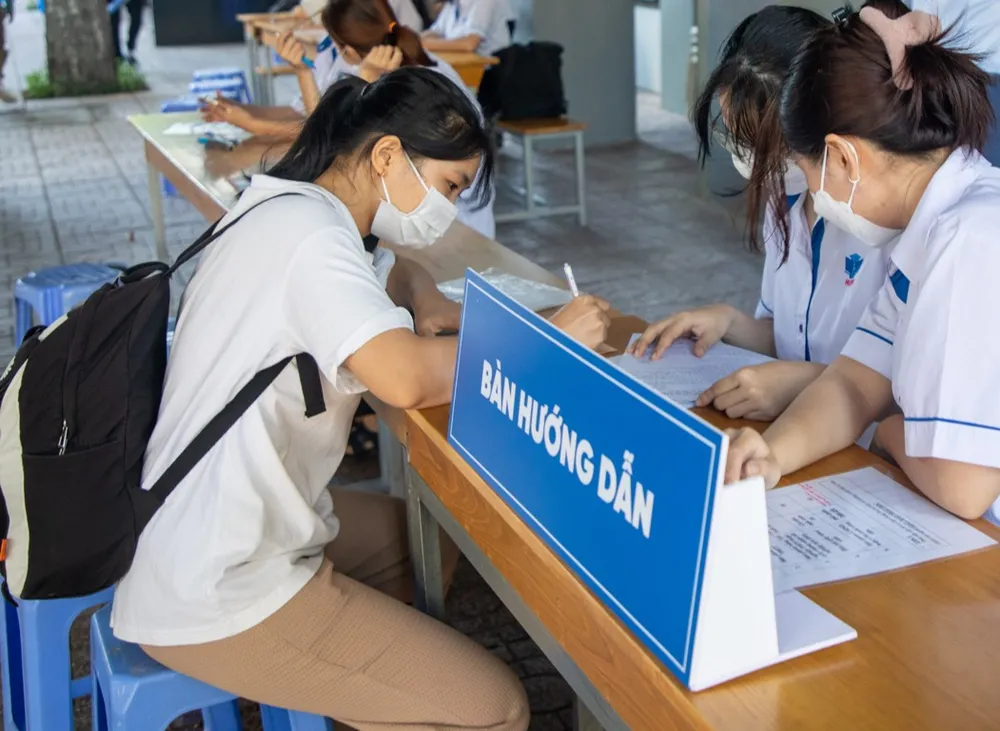 Sau khi xác nhận nhập học trực tuyến, thí sinh đến nhập học trực tiếp tại Trường Đại học Công thương TP.HCM. Ảnh: NTCC