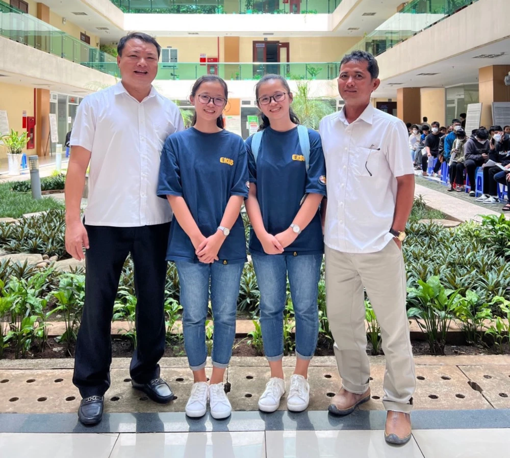 Phương Nhi (thứ 2 phải qua) cùng với Phương Như trong ngày nhập học ở Trường Đại học Nông lâm TP.HCM. Ảnh: NVCC