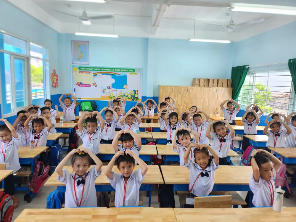 Trong ảnh, học sinh lớp 1 Trường Tiểu học Thái Hưng, quận 8 vui khi được học trong ngôi trường mới. Ảnh: NGUYỄN QUYÊN khoan-thu-dich-vu.jpg