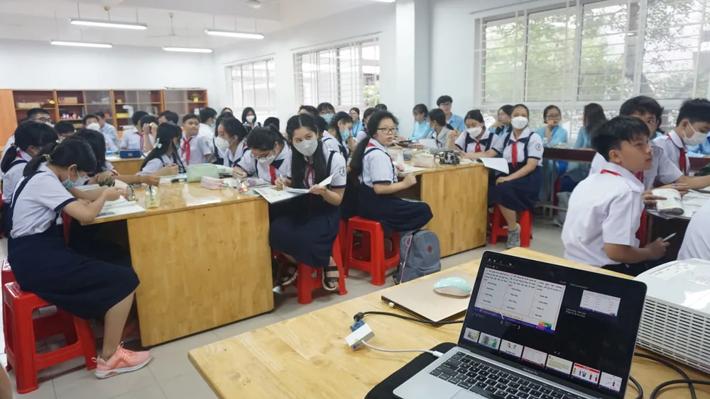 Nhiều GV tại TP.HCM đã triển khai nhiều hình thức kiểm tra đánh giá đa dạng giúp HS thoải mái trong việc học. Trong ảnh, HS Trường THPT chuyên Trần Đại Nghĩa tham gia trò chơi kiểm tra kiến thức trong một tiết học Lịch sử và Địa lý. Ảnh: NGUYỄN QUYÊN kiem-tra-dot-xuat-1.JPG