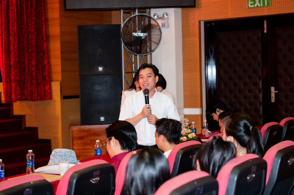Thạc sĩ Lê Minh Huân tại một buổi nói chuyện ở Trường Đại học Sư phạm TP.HCM. Ảnh: NVCC kiem-tra-bai-cu-1.jpg