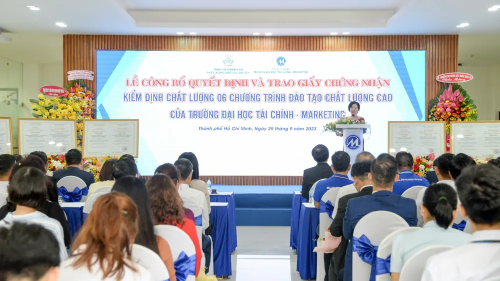 Lễ công bố quyết định và trao giấy chứng nhận kiểm định chất lượng 6 chương trình đào tạo chất lượng cao của Trường ĐH Tài Chính - Marketing. Ảnh: NTCC kiem-dinh-chat-luong-1.jpg