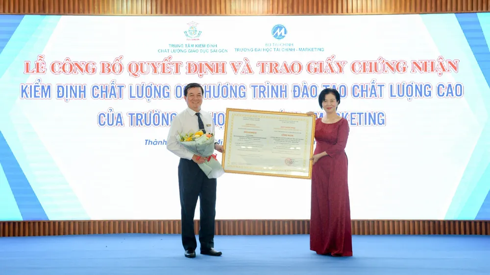 Trao quyết định kiểm định chất lượng giáo dục. Ảnh: NTCC kiem-dinh-chat-luong.jpg