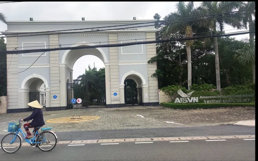 Trường Quốc tế Mỹ tại huyện Nhà Bè đang bị phụ huynh khiếu nại vì không hoàn trả tiền vay theo đúng quy định. Ảnh: VÕ HÀ truong-ngoai-cong-lap.png