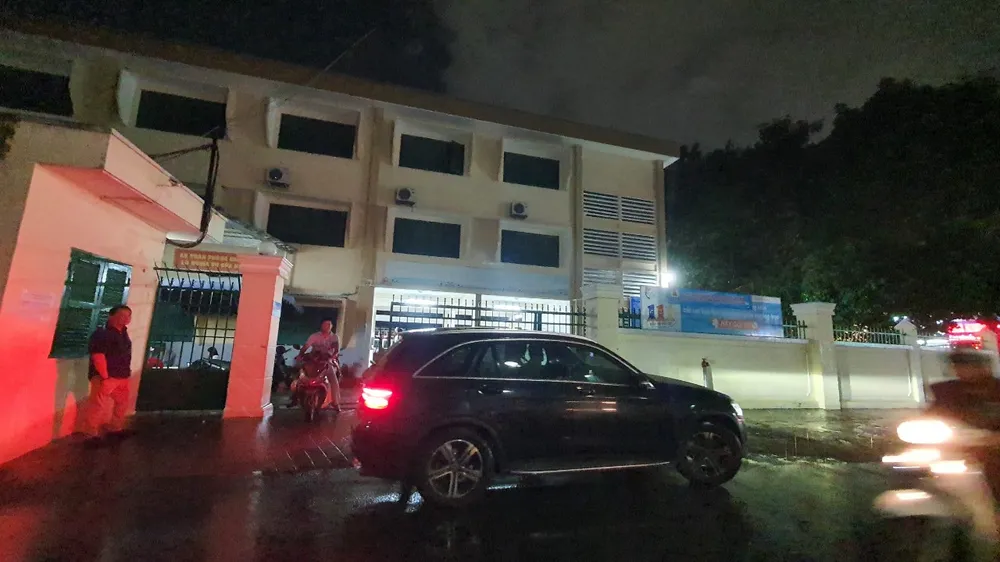 Phụ huynh Trường Tiểu học Hồng Hà, quận Bình Thạnh đến nhận tiền ngay trong đêm. Ảnh: CTV thu-quy-hon310-trieu.jpg