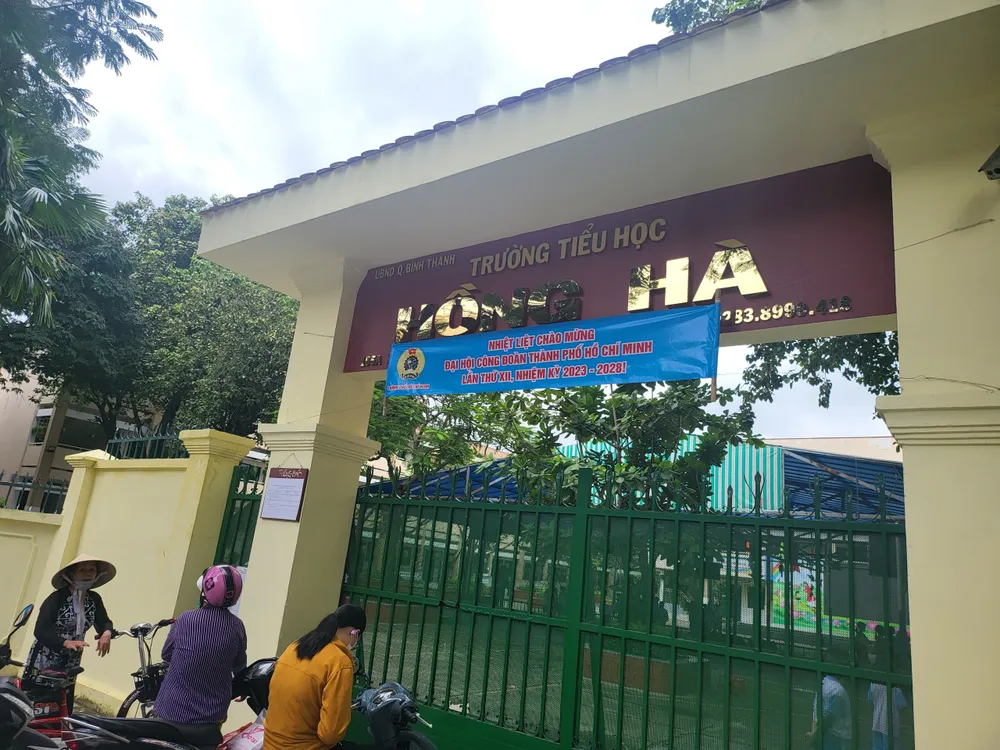 Trường Tiểu học Hồng Hà, quận Bình Thạnh nơi xảy ra vụ thu quỹ phụ huynh hơn 310 triệu đồng với những khoản thu vô lý. Ảnh: HN z4735128466110_28252d056b1729307c7b106f59095b85.jpg