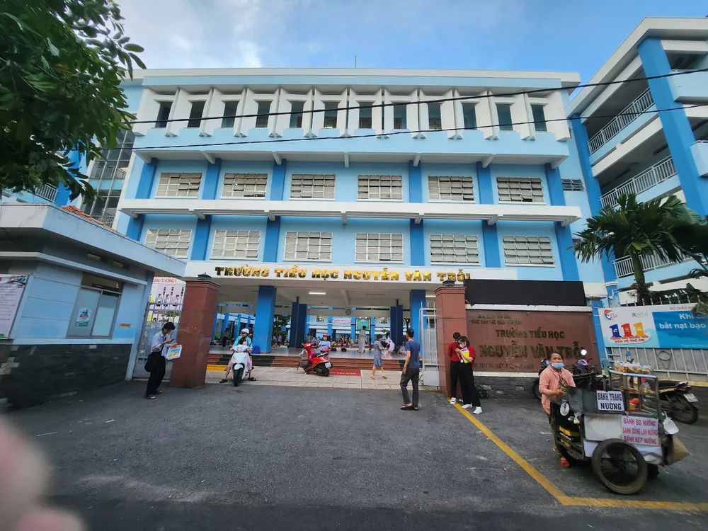 Trường Tiểu học Nguyễn Văn Trỗi, quận Tân Bình nơi xảy ra sự việc học sinh bị gãy xương ngón tay. Ảnh: NGUYỄN QUYÊN tam-dinh-chi-co-giao.jpg