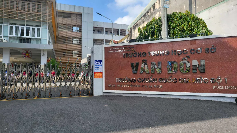 Trường THCS Vân Đồn, quận 4 xảy ra sự việc nhiều học sinh đau bụng sau bữa ăn bán trú. Ảnh: CTV hoc-sinh-dau-bung.jpg