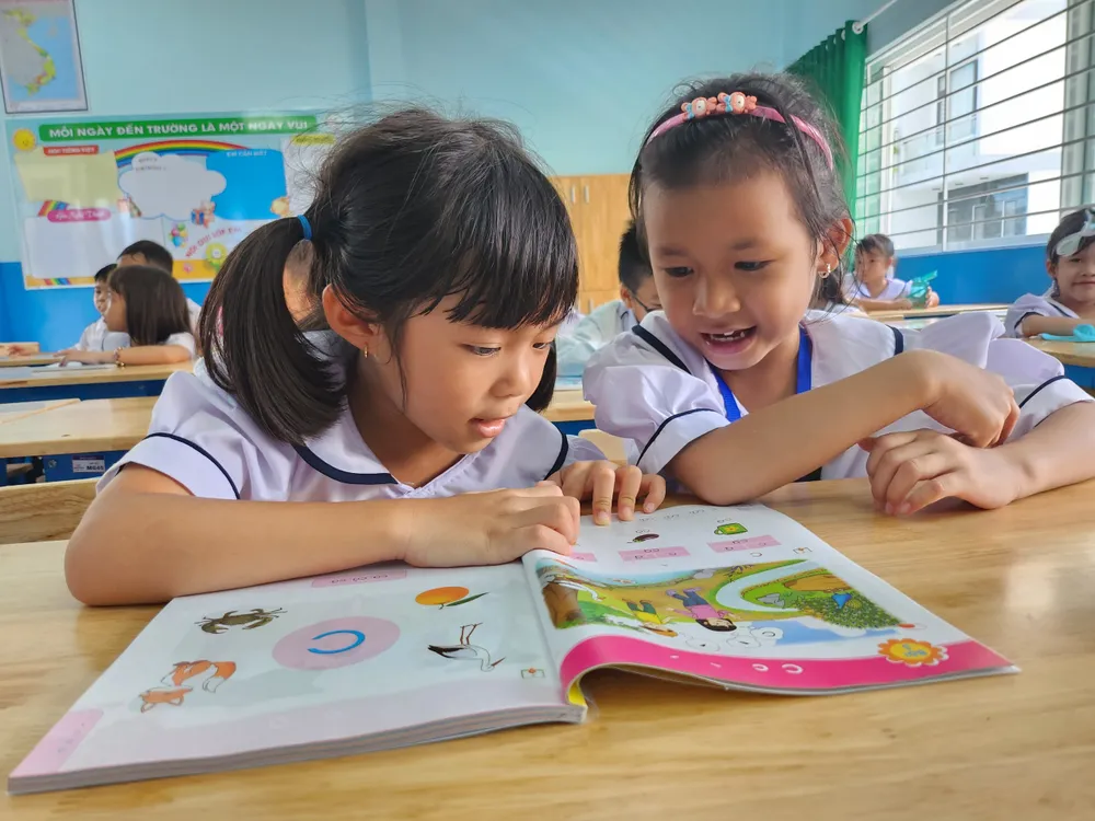 Nhiều quận huyện tại TP.HCM còn thiếu trường tiểu học công lập. (Trong ảnh là học sinh Trường Tiểu học Thái Hưng, quận 8). Ảnh: NGUYỄN QUYÊN truong-tieu-hoc-cong-lap.jpg