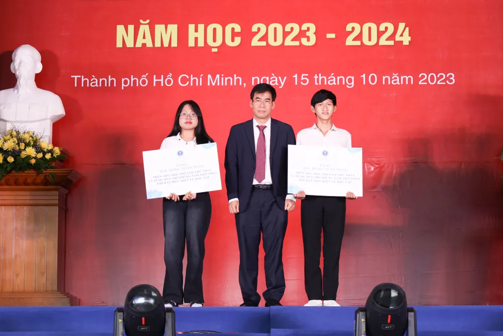 TS Lê Trường Sơn, Hiệu trưởng Trường Đại học Luật TP.HCM trao tặng học bổng toàn phần cho 2 tân sinh viên có hoàn cảnh khó khăn. Ảnh: NTCC hieu-truong-truong-dai-hoc-luat-tp.hcm-1.jpg