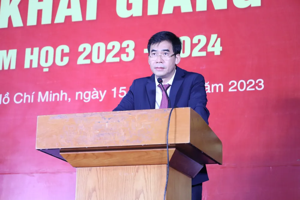 TS Lê Trường Sơn, Hiệu trưởng Trường Đại học Luật TP.HCM nhắn gửi đến các tân sinh viên hãy bình tĩnh, chia sẻ, tìm sự tư vấn từ các anh chị sinh viên. Ảnh: NTCC Hieu-truong-truong-dai-hoc-luat-tp.hcm.JPG