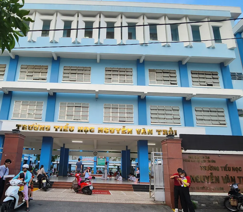 Hội đồng kỷ luật Trường Tiểu học Nguyễn Văn Trỗi đã họp và thống nhất hình thức cảnh cáo đối với cô giáo đánh gãy ngón tay học sinh. Ảnh: NGUYỄN QUYÊN canh-cao-co-giao.jpg