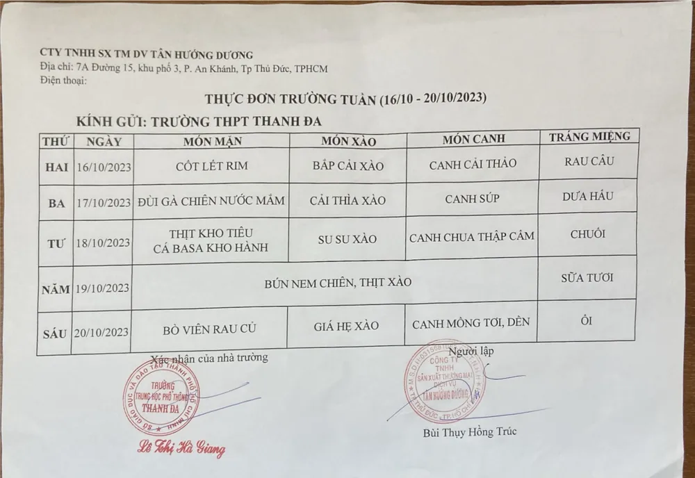 Thực đơn bữa ăn bán trú của học sinh được Trường THPT Thanh Đa dán công khai ở bảng tin. Ảnh: NTCC bua-an-ban-tru-1.jpg