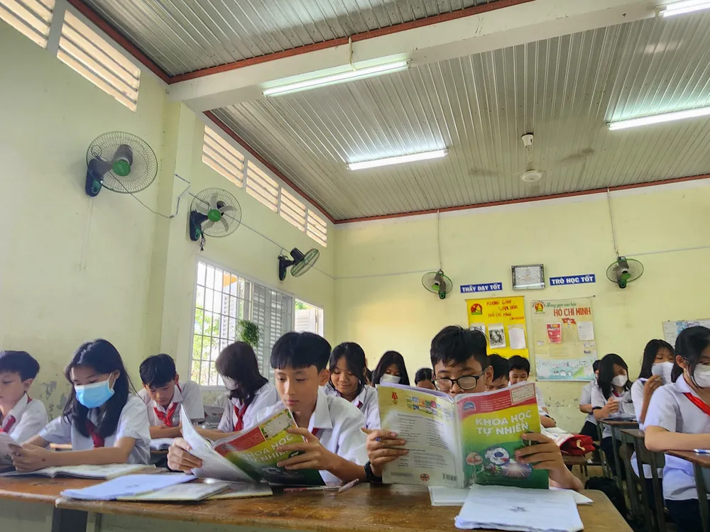 Học sinh Trường THCS Trần Quang Khải, quận 12 trong tiết học môn Khoa học tự nhiên. Ảnh: NGUYỄN QUYÊN dieu-chinh-mon-tich-hop-2-4267.jpg.jpg