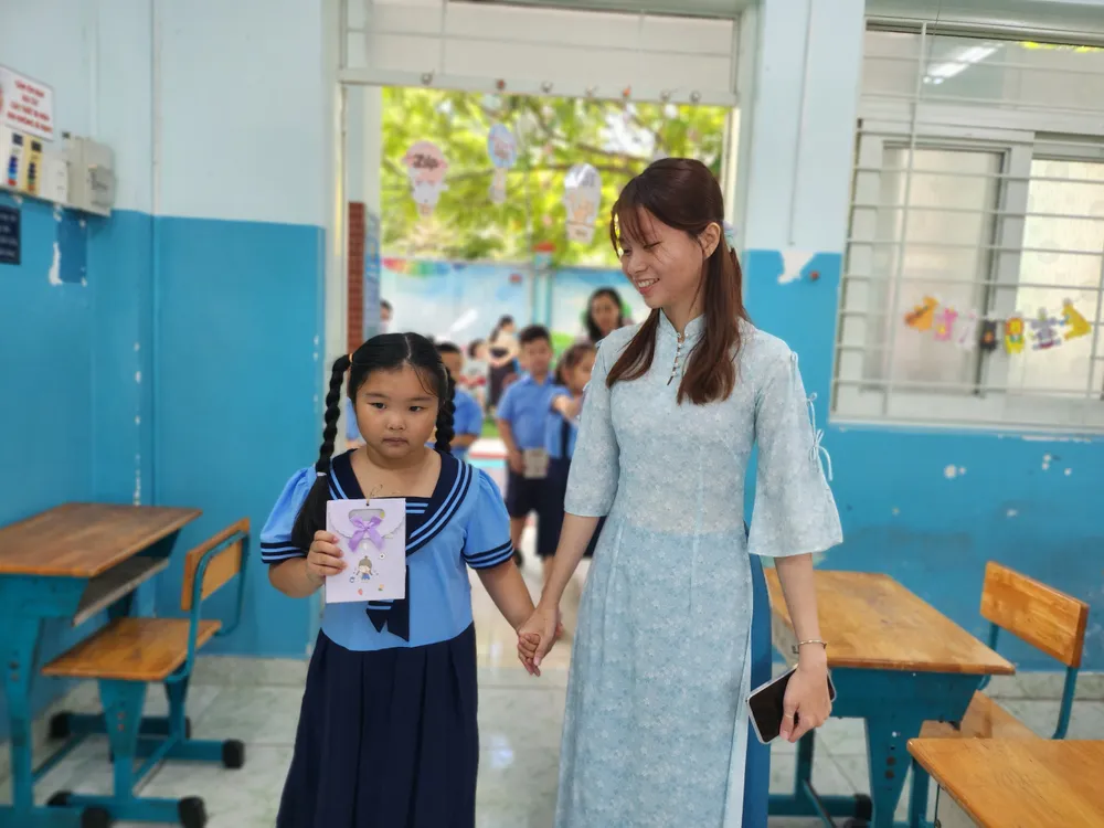 Việc giáo viên các lớp 1,2,3,4 ở bậc tiểu học có thêm tiền buổi 2 sẽ giúp các cô yên tâm công tác hơn. Trong ảnh, cô trò Trường Tiểu học Triệu Thị Trinh, quận 10 trong ngày tựu trường. Ảnh: NGUYỄN QUYÊN TEN-DAY-BUOI-2.jpg