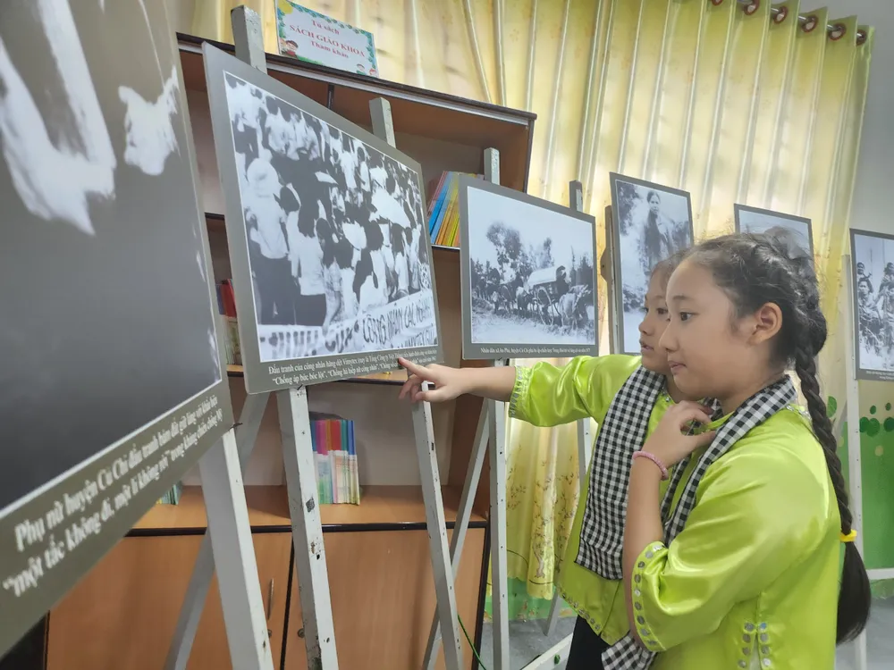 Học sinh Trường Tiểu học Triệu Thị Trinh tham quan triển lãm ảnh "Phụ nữ miền Nam qua hai cuộc kháng chiến" tại thư viện trường vào sáng nay. Ảnh: NGUYỄN QUYÊN z4831807110773_28410e9cc47b13b11a6da46b144ff50f.jpg