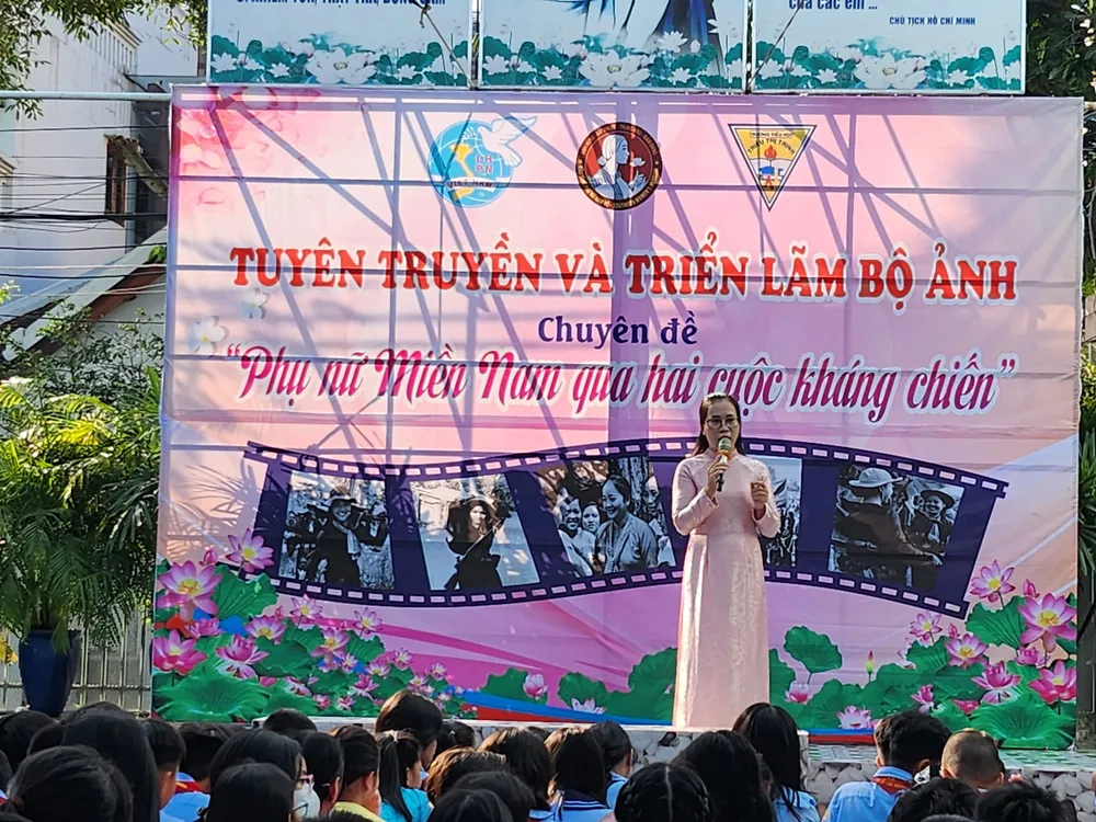 Chị Nguyễn Thị Kim Voanh (Bảo tàng Phụ nữ Nam bộ) giới thiệu chuyên đề "Phụ nữ miền Nam qua hai cuộc kháng chiến" cho học sinh và giáo viên Trường Tiểu học Triệu Thị Trinh. Ảnh: NGUYỄN QUYÊN dua-bao-tang-den-truong-hoc-4