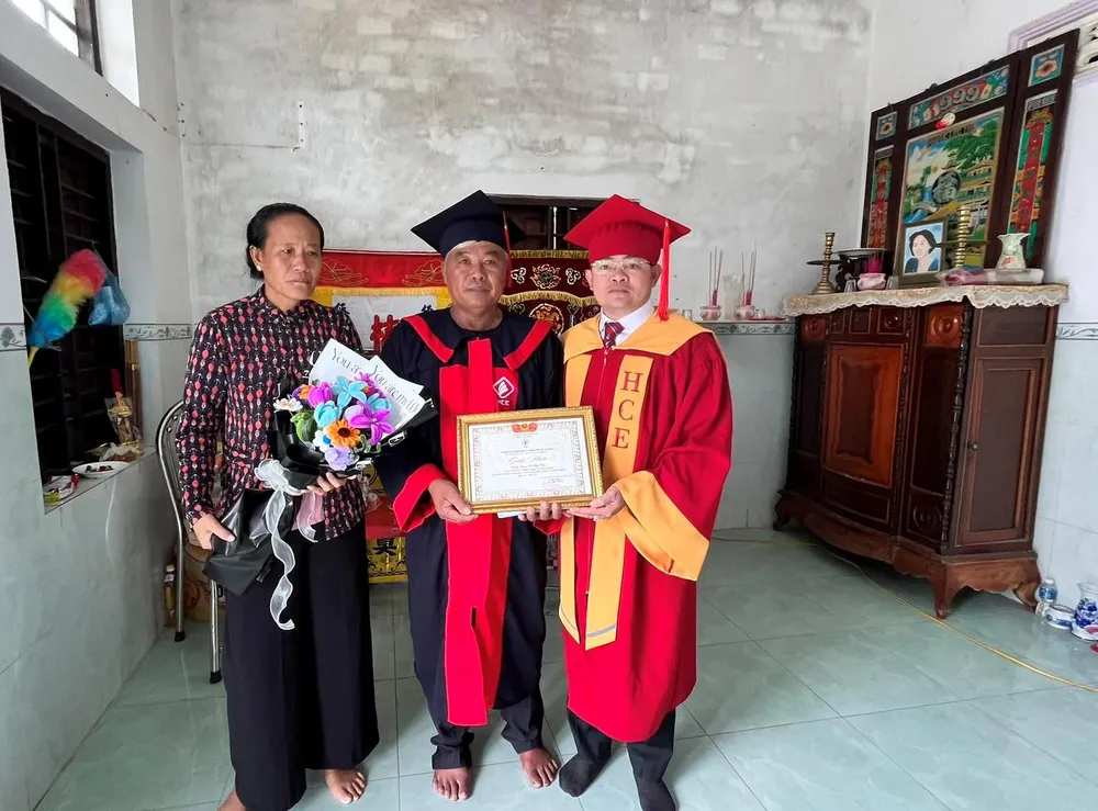 Cha nhận bằng tốt nghiệp thay con