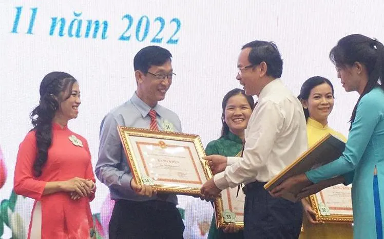 Bí thư Thành ủy TP.HCM Nguyễn Văn Nên tặng bằng khen cho giáo viên đạt giải thưởng Võ Trường Toản lần thứ 25 năm 2022. Ảnh: N.QUYÊN giai-thuong-vo-truong-toan