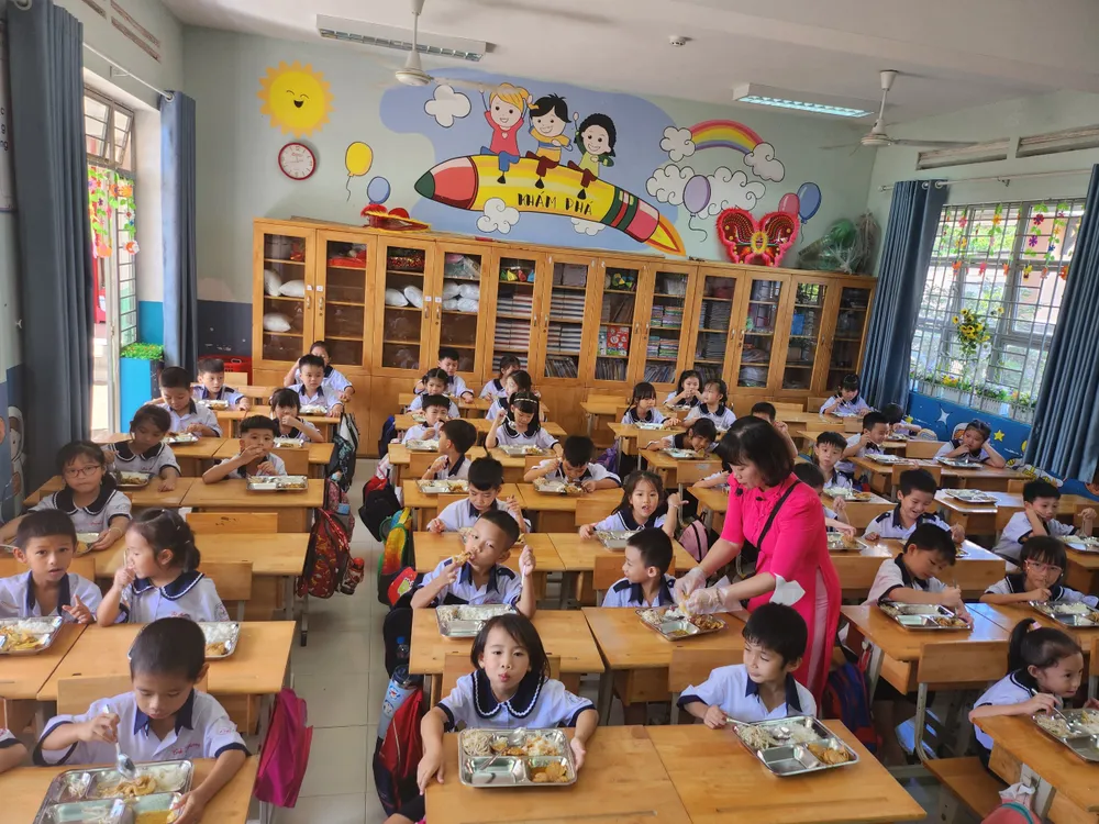 Hiệu trưởng phải gửi ảnh bữa ăn bán trú mỗi ngày