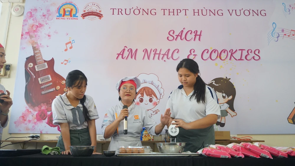 “Sách-Âm nhạc và Cookies” của Trường THPT Hùng Vương có gì hay?