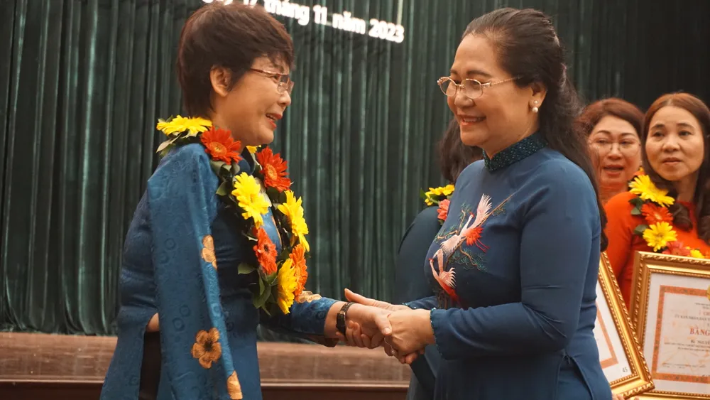 Bà Nguyễn Thị Lệ, Phó Bí thư Thành ủy, Chủ tịch HĐND TP.HCM trò chuyện và trao tặng bằng khen cho cô Võ Thị Tuyết. Ảnh: NGUYỄN QUYÊN giải thưởng Võ Trường Toản