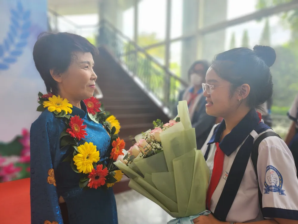 Cô Võ Thị Tuyết trò chuyện với học sinh tại lễ trao giải thưởng Võ Trường Toản. Ảnh: NGUYỄN QUYÊN giải thưởng Võ Trường Toản