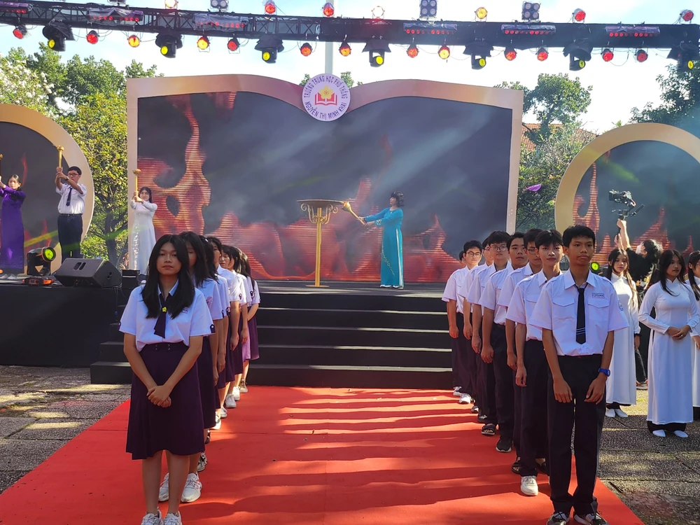 Trường Áo Tím- Gia Long- Minh Khai