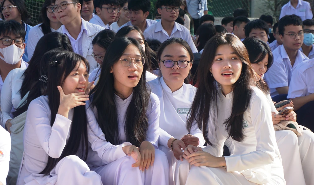 Học sinh Trường THPT Lê Qúy Đôn, quận 3 chăm chú lắng nghe buổi tập huấn về phòng chống ma túy và thuốc lá điện tử. Ảnh: NQ hút thuốc lá điện tử