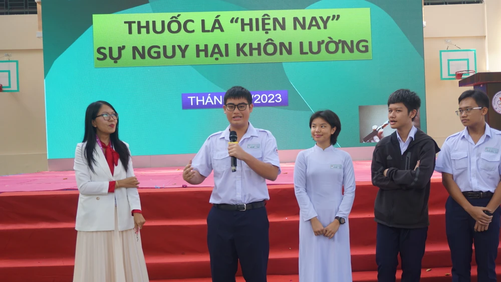 Trần Gia Phú, học sinh Trường THPT Lê Qúy Đôn bày tỏ quan điểm của mình về việc hút thuốc lá điện tử. Ảnh: NQ hút thuốc lá điện tử