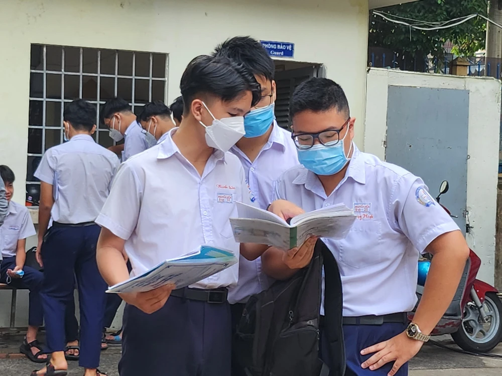 Học sinh tham dự kỳ thi tuyển sinh vào lớp 10 năm học 2023-2024. Ảnh: NQ dừng tuyển sinh lớp 10 không chuyên