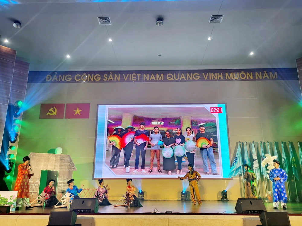 biệt tài hùng biện tiếng Việt của lưu HS nước ngoài