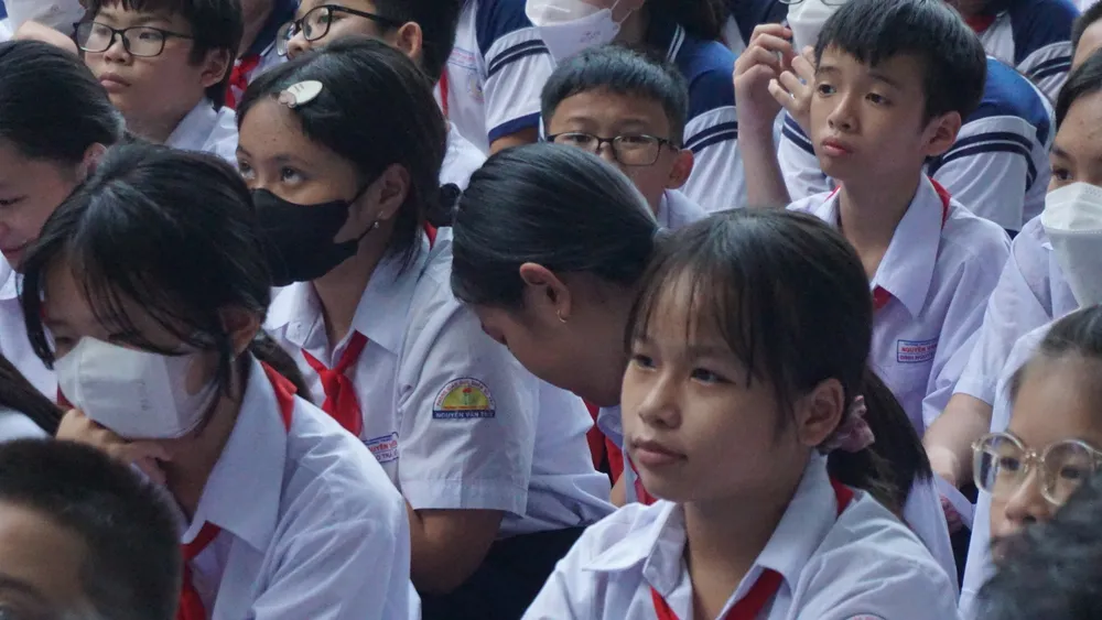 kể chuyện trước cờ