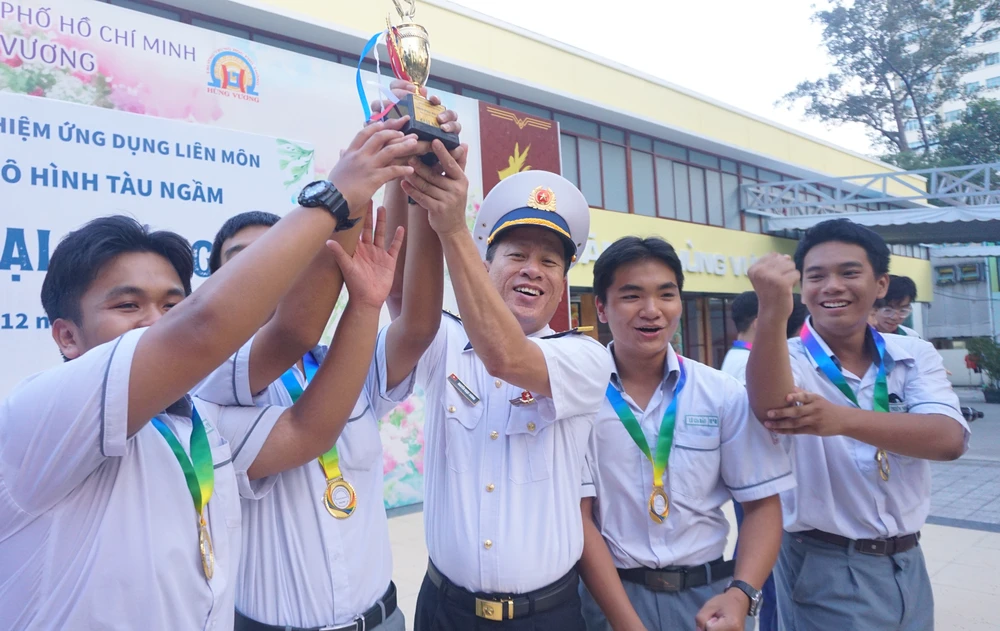 thiết kế mô hình tàu ngầm