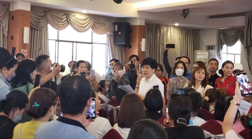 Phụ huynh vây quanh ông Nguyễn Ngọc Thủy chất vấn liên quan đến vấn đề Apax mất khả năng hoàn phí