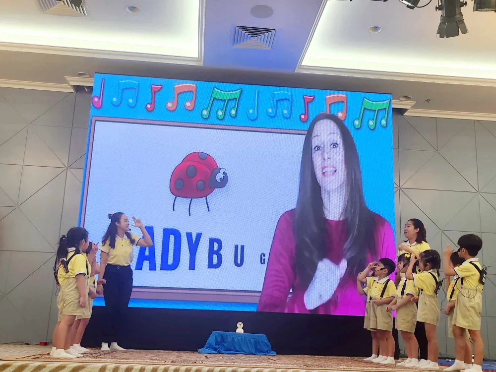 Trẻ mẫu giáo làm quen tiếng Anh: