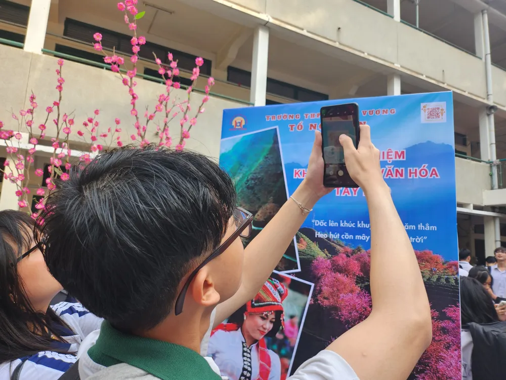 HS quét mã QR tham gia ngày hội trải nghiệm ngay-hoi-hoc-tap-trai-nghiem-10.jpg