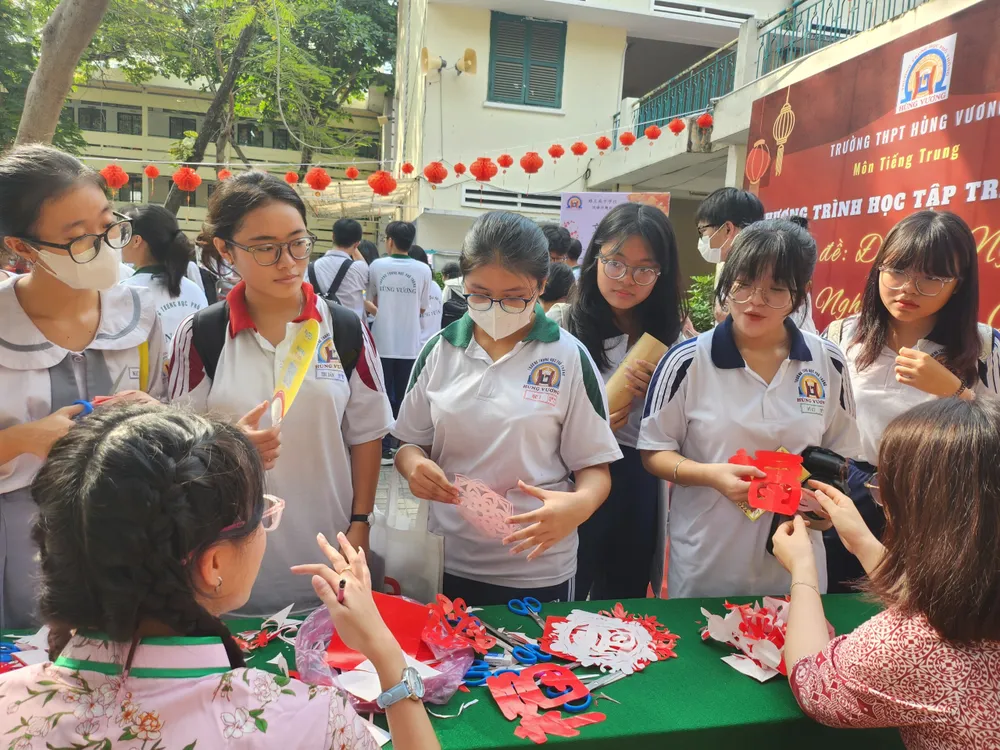 Học sinh trải nghiệm không gian môn tiếng Trung - một điểm mới trong ngày hội trải nghiệm năm nay ngay-hoi-hoc-tap-trai-nghiem-2.jpg