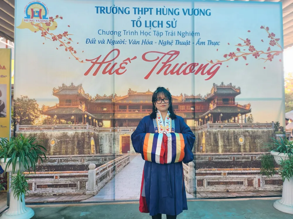 Học sinh thích thú khi được khoác lên mình những trang phục truyền thống ngày xưa tại gian hàng tổ Lịch sử ngay-hoi-hoc-tap-trai-nghiem-4.jpg