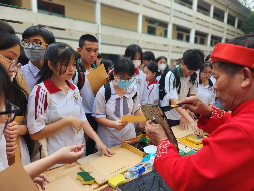 Các em trải nghiệm in tranh Đông Hồ dưới sự hướng dẫn của nghệ nhân ngay-hoi-hoc-tap-trai-nghiem-5.jpg
